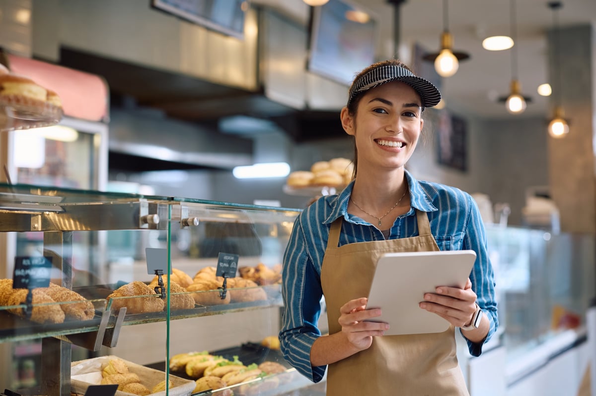 Empresaria de panadería atendiendo su negocio