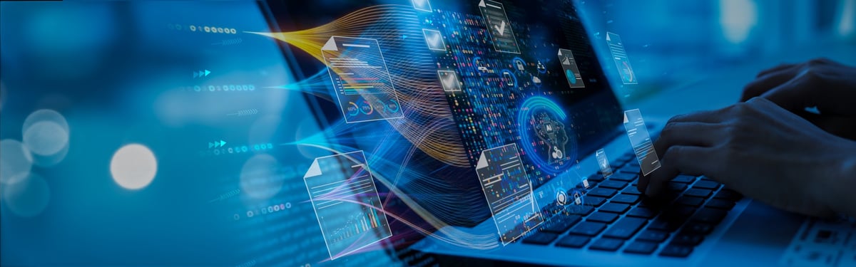 Persona organizando información de inventario en su computadora, concepto de gestión y control